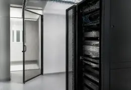 Salle technique d’une petite entreprise avec un serveur et des câbles réseau, éclairage sobre